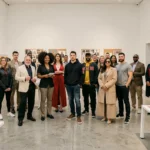 Groupe de personnalités stylées dans une galerie mode moderne, illustrant la diversité des styles des artistes les plus influents du monde