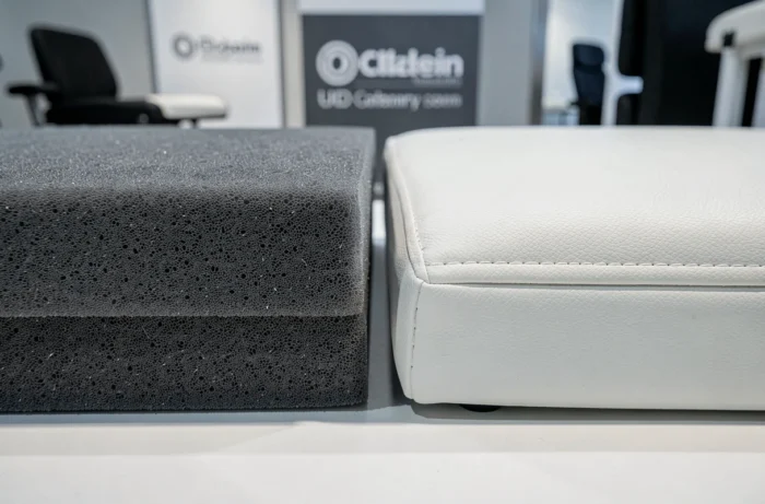 Comparaison de revêtements de tables de massage professionnelles en mousse mémoire grise et simili cuir blanc en showroom