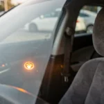 Feu orange clignotant sur le tableau de bord d'une voiture indiquant une alerte mécanique