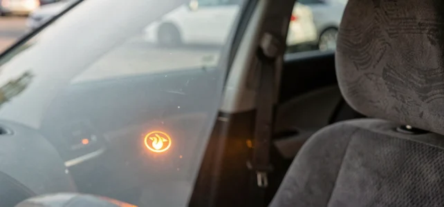 Feu orange qui clignote en bas : causes fréquentes et solutions à adopter