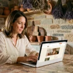 Femme naviguant sur le plan du site de La Fermette De Marie depuis une cuisine rustique en pierre